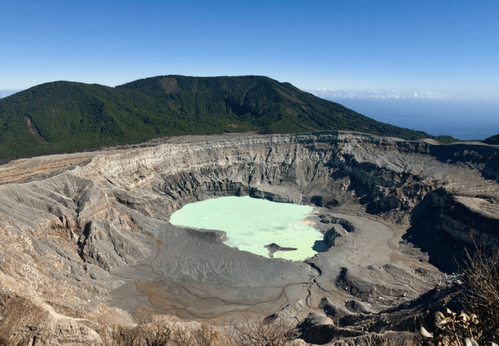 La laguna del volcán Poás es azul, celeste, turquesa, a veces gris. Las vistas únicas de este volcán son muy especiales y mágicas. Vivir en Costa Rica trae la oportunidad de visitar muchos espacios naturales.